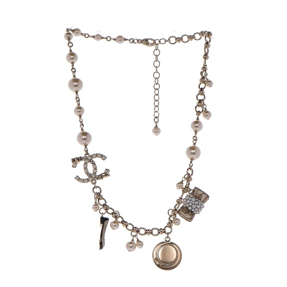 CHANEL FAUX PEARL SHORT NECKLACE W/SIGNATURE CHARMS OF CHANEL 2014 RARE !!!